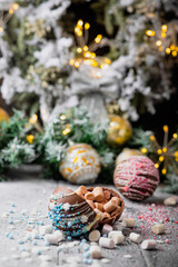 Schocko Bombe mit Kakao Pulwer und Meschmelow auf Holzhintergrund