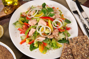 Gemischter Salat mit Thunfisch und Leinsamen - Omega 3 Brot