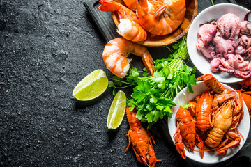 Delicious seafood with parsley and lime slices.