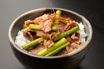 ニンニクの芽の牛丼
