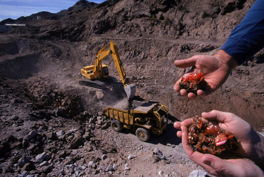 Wulfenite samples at the Red Cloud mine, AZ, USA.