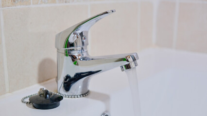 Agua del grifo del cuarto de baño corriendo