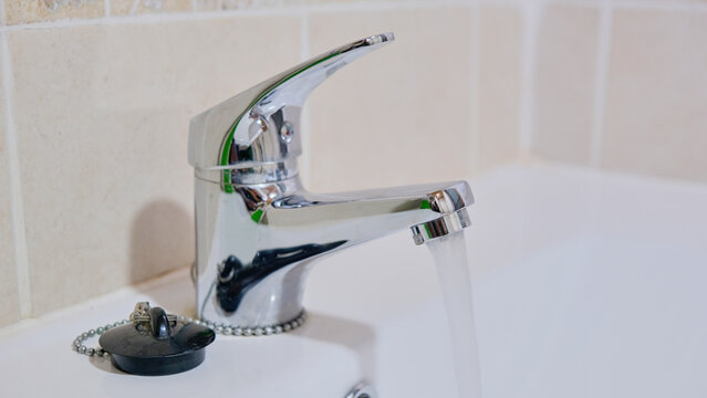 Agua del grifo del cuarto de ba&ntilde;o corriendo