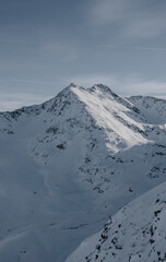 Fototapeta na wymiar Schneeweisser Berggipfel Bergpanorama Alpen Alpenpanorama Reisen Wolken Himmel 