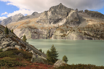 Wildromantische Hochgebirgslandschaft der Bernina-Alpen; Albignasee mit  Piz Cacciabella (2980m)