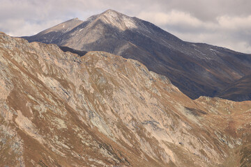 Gipfel des Piz Piot (3053m, Plattagruppe) im Fokus; Blick von Südwesten auf die Spitze 