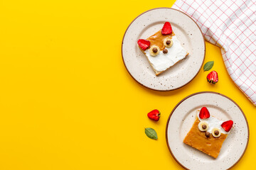 Obraz premium Kids breakfast with fox faces sandwiches made from peanut butter and strawberries