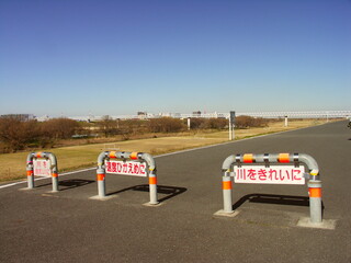 車止めのある冬の江戸川サイクリング道路風景