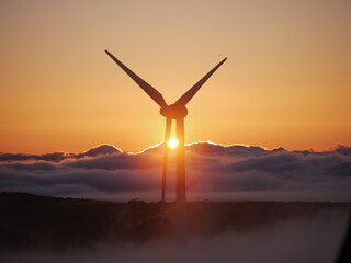 Windrad im Sonnenuntergang