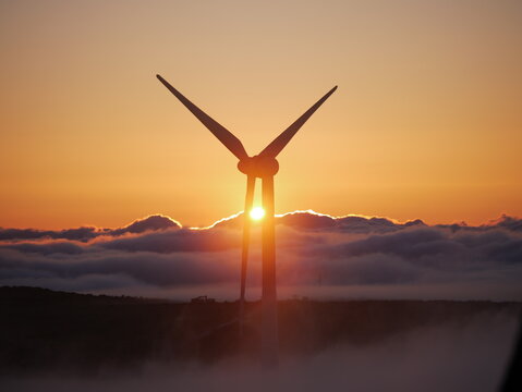 Windrad im Sonnenuntergang