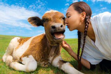 子牛とキスする女性