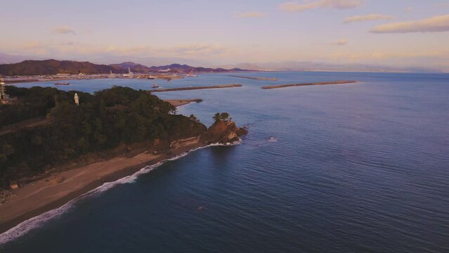 夕景　青い海と砂浜の風景　高知市桂浜上空から　ドローン空撮