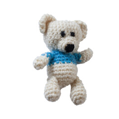 Petit ourson  fait au crochet avec du fil blanc et bleu