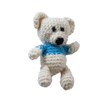 Petit ourson  fait au crochet avec du fil blanc et bleu
