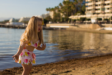 Naklejka premium pretty little girl on the beach