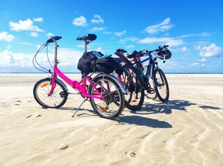 Fototapeta premium Bicycle tour on the beach