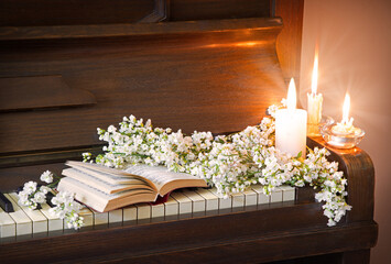 The book lies on the piano keys
