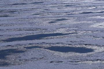Dünnes Eis auf einem See	