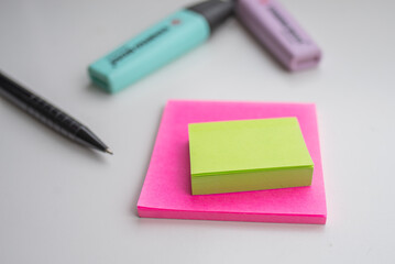 materiais de escritório (post it, lapiseira e marca texto)