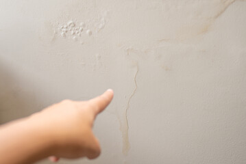 pessoa apontando para infiltração na parede
