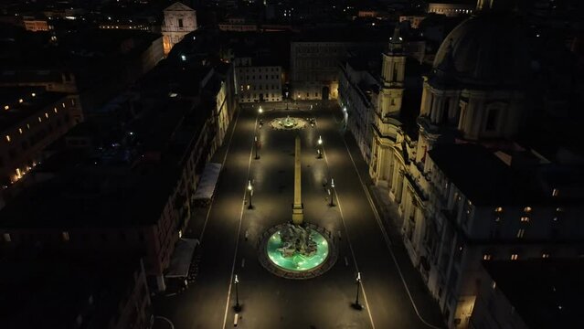 la Fontana dei Quattro Fiumi a piazza Navona, Roma
veduta aerea notturna con illuminazione dei lampioni 