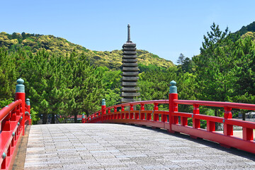 京都府の宇治川に架かる喜撰橋と浮島十三重石塔