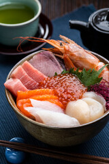 食卓に配膳された海鮮丼