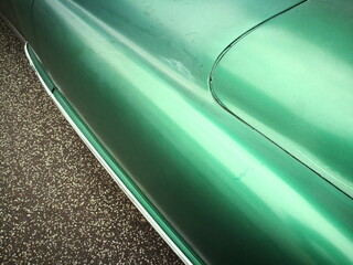 Tür und Kotflügel einer amerikanischen Limousine in Grün Metallic der Fünfzigerjahre beim...