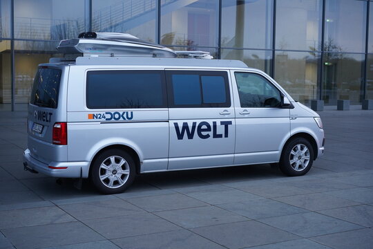 Übertragungswagen von welt und N24 vor dem Paul-Löbe-Haus des Deutschen Bundestags in Berlin, 20.01.2023
