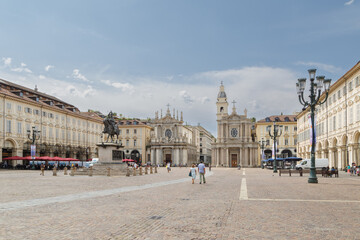 Fototapeta na wymiar Piazza San Carlo Turin, Italy en été. Touristes se promenant. 
