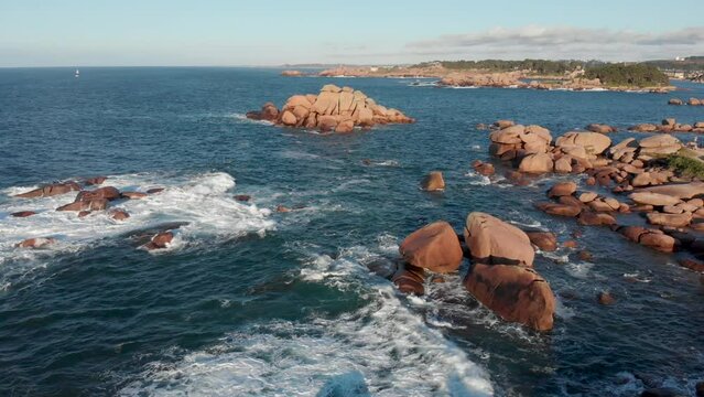 Survol de rochers balay&eacute;s par les vagues en Bretagne