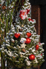 Kleiner Weihnachtsbaum mit Schnee, geschmückt