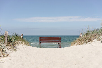 Holzbank am Ostseestrand