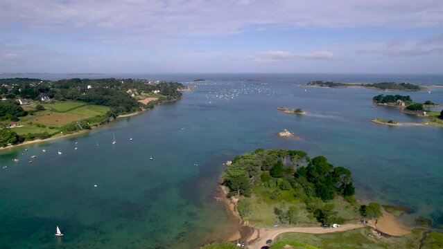 Survol de l'anse de Pellinec dans les c&ocirc;tes d'Armor en Bretagne