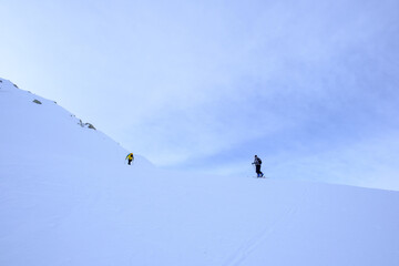 Due sci alpinisti sulle Alpi Lepontine, Pizzo dell'Uomo, Massiccio del San Gottardo, Svizzera