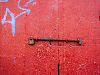 Puerta roja de madera con candado