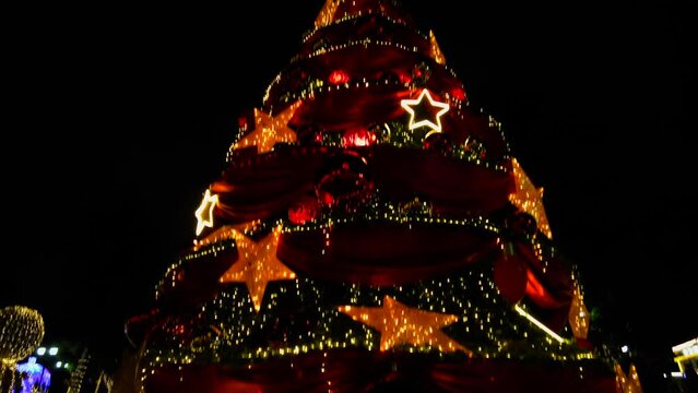 Arreglos y manualidades navideños, Arbol de navidad nocturno decorado con estrellas y grandes esferas de navidad 