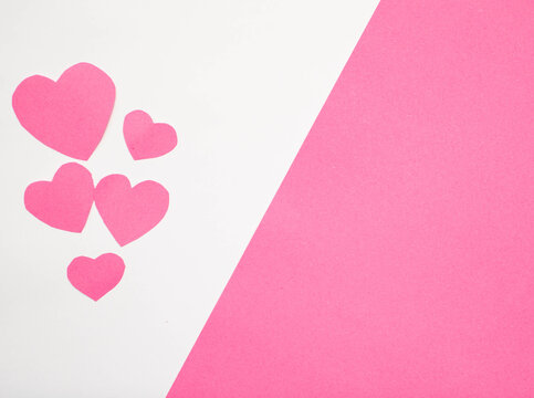 Imagen de corazones color rosa sobre un fondo blanco y dividido con espacio para escribir
