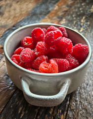 bowl of raspberries