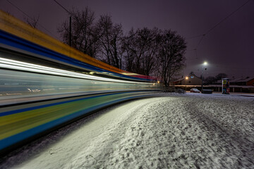 Tram am winterlichen Gondrrellplatz in München