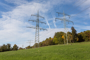 Ligne électrique haute tension aérienne avec pylône