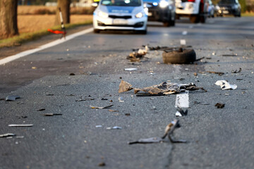 Rozbity samochód na ulicy po wypadku pojazdów.  - obrazy, fototapety, plakaty