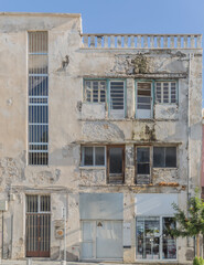 Eine Ruine inmitten einer mediterranen Großstadt