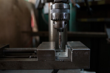 Cutting a screw with a tapping machine