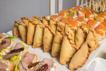 Triangular pies on a plate uchpochmak catering. © Евгений Вершинин