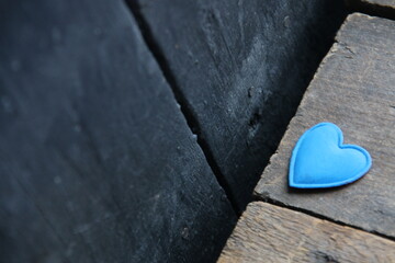 Fototapeta premium Valentines Day Concept. Blue heart on wooden background.