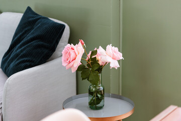 Les roses du jardin dans le salon