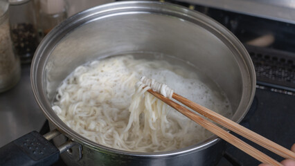 インスタント麺を作る　イメージ