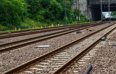 Obraz premium Railway tracks and a railway tunnel in the background