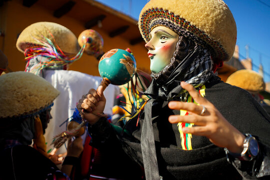 Tradicional danza de los parachicos en Chiapa de Corzo para las fiestas de enero